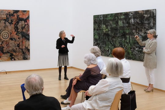 Die Kunsthistorikerin Frau Dr. Bauerle-Willert stellt das Werk des Künstlers vor