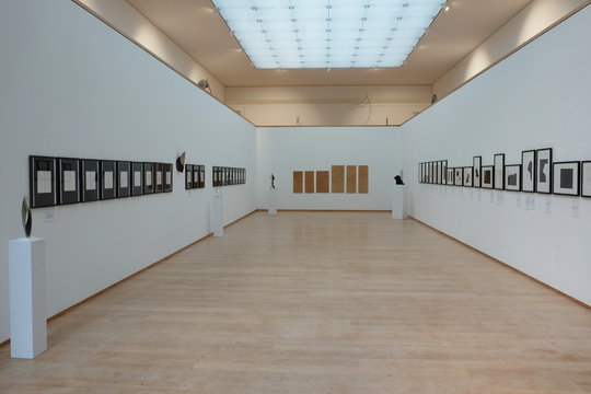 Skulpturenhalle mit Werken von Andreu Alfaro