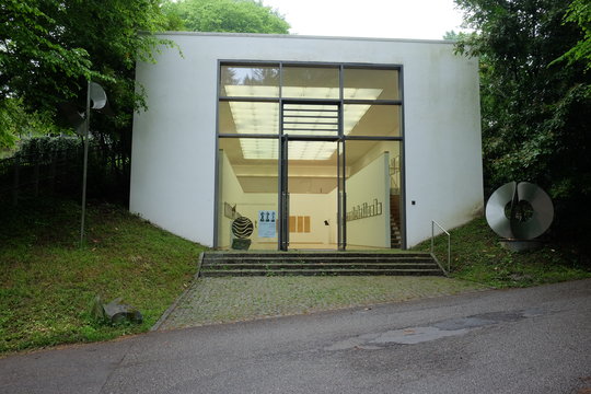 Ausstellung von Andreu Alfaro in der Skulpturenhalle