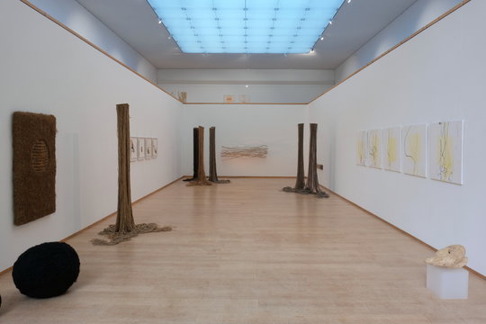 Blick in die Ausstellungshalle mit Werken von Susanne Allgaier