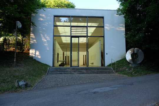 Ausstellungshalle mit der Ausstellung "ZUFALL | KONKRET. Wellenlinien" von Susanne Allgaier