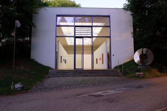 Skulpturenhalle der Stiftung mit Wandarbeiten aus Wachs von Norbert Müller-Everling