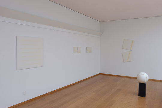 Norbert Müller-Everling: Wandarbeiten aus Paraffin und Skulptur S22 - o.T.