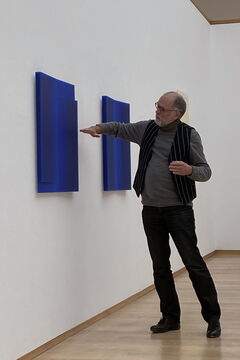 N. Müller-Everling erklärt am Beispiel von Wandarbeiten aus Wachs