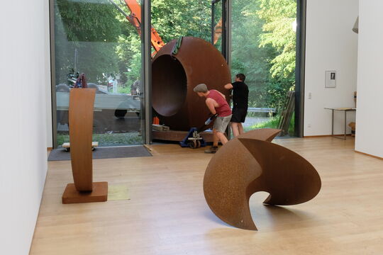 Die Skulptur "Tetracircle" von Rüdiger Seidt passt nur knapp durch die Hallentür
