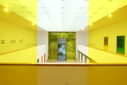 Bernhard C. Striebel: Ausstellungshalle mit gelben Filterfolien