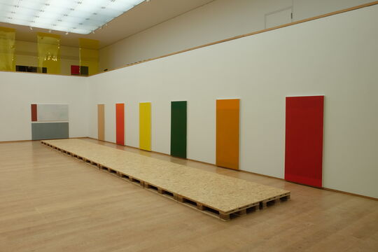 Bernhard C. Striebel: "Vis à Vis", 8-teilige Malereiinstallation mit Bühne