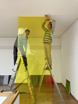 Aufbauen der Installation "augenblicksweise - Der Raum als Gesamtkunstwerk" von Bernhard C. Striebel