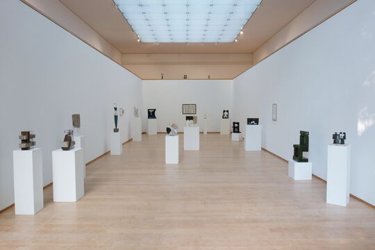 Ausstellungshalle mit Skulpturen von Johannes von Stumm