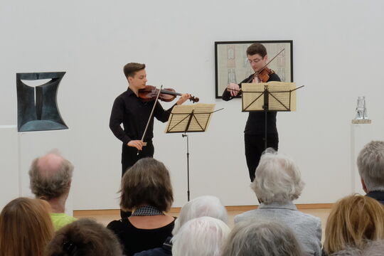 B. Hofmann, Violine und M. Berger, Viola, spielen bei der Vernissage Musik von Mozart