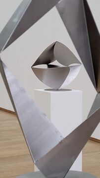 Zwei Skulpturen von Roland Phleps