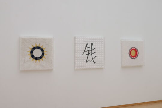 Lore Bert: "Kreis in blau-grau mit Corona", "Geld" (chinesisch) und "Rose"