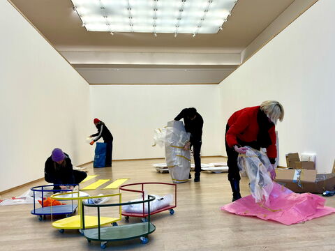 Aufbauen der Ausstellung "Experimente V.1 - Keep Running"