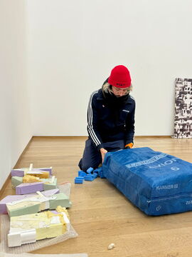 Aufbauen der Ausstellung "Experimente V.1 - Keep Running"