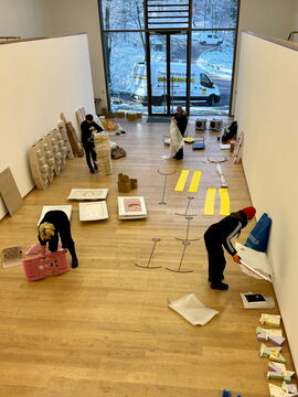 Aufbauen der Ausstellung "Experimente V.1 - Keep Running"