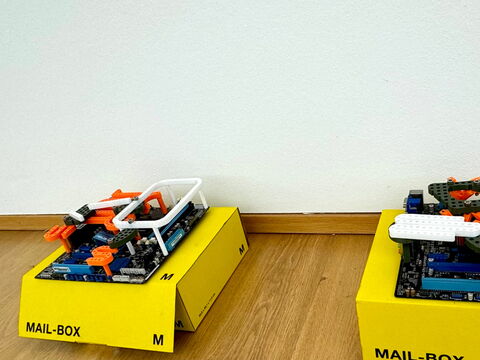 Aufbauen der Ausstellung "Experimente V.1 - Keep Running"
