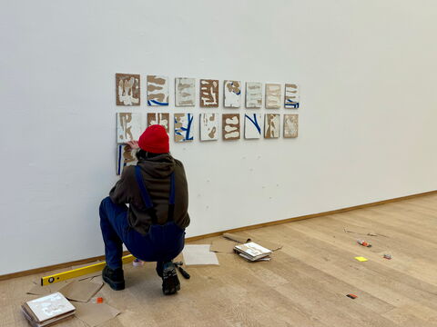 Aufbauen der Ausstellung "Experimente V.1 - Keep Running"