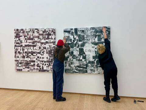 Aufbauen der Ausstellung "Experimente V.1 - Keep Running"