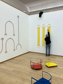 Aufbauen der Ausstellung "Experimente V.1 - Keep Running"