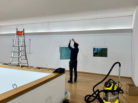 Aufbauen der Ausstellung "Experimente V.1 - Keep Running"