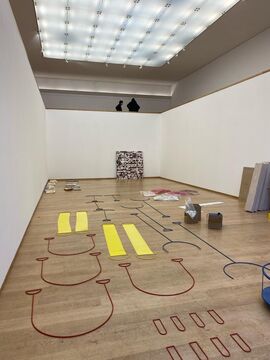 Aufbauen der Ausstellung "Experimente V.1 - Keep Running"