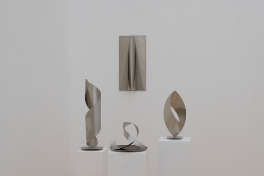 Roland Phleps: Sinuskurven-Relief zylindrisch gerundet, Ellipse zylindrisch gerundet, Tanzende Monde und Kreisbogen-Dreiecke (Mandel)