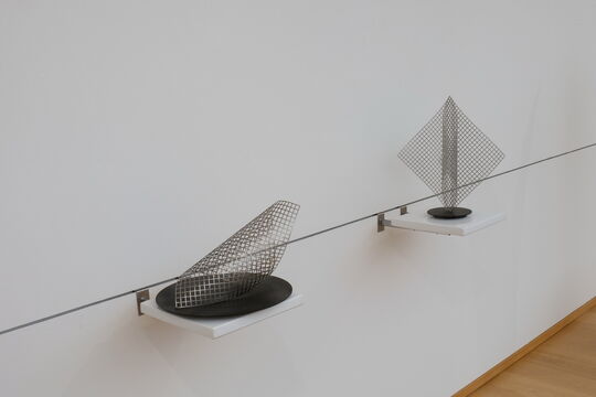 Roland Phleps: "Gitter-Rechteck diagonal gerundet" und "Zwei Gitter-Quadrate, diagonal gerundet"
