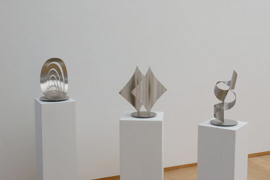 Roland Phleps: Skulpturen "Ellipsenfächer", "Quadrate-Paar 5" und "Vier Akrobaten"