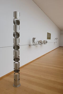 Roland Phleps: Eingekerbte Zylinder-Stele
