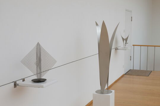 Roland Phleps: "Zwei Gitter-Quadrate, diagonal gerundet" und "Geöffnete Blüte aus drei gerundeten Ellipsenkurven-Zweiecken"