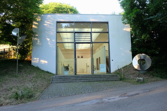 Skulpturenhalle der Stiftung mit der Ausstellung "Formenkosmos" von Roland Phleps