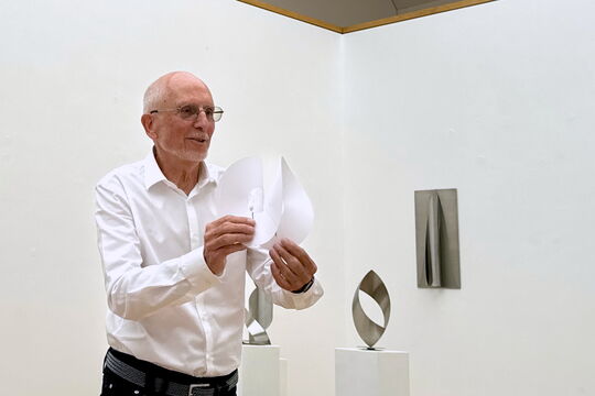 Dr. Grevsmühl zeigt, wie Skulpturen aus geometrischen Grundformen entstehen