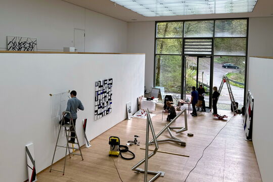 Ausstellungshalle beim Aufbauen der Ausstellung von Norbert Thomas