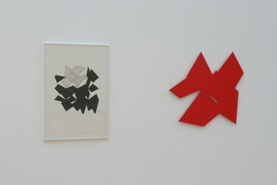 Norbert Thomas: Außenform und Wand-Form Rot