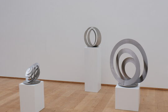 Roland Phleps: Skulpturen "Amphispira 2", "Geschlitzter Reifen 1" und "Homenatge a Andreu Alfaro 3"