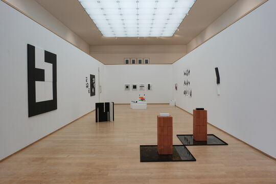 Ausstellung "Black or White and Nothing More?" von Kammerer-Luka in der Ausstellungshalle der Stiftung für Konkrete Kunst Roland Phleps, Freiburg