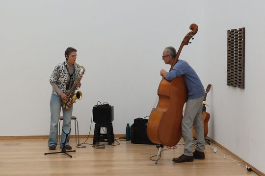 Saxophonistin und Bassist