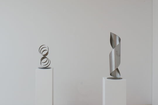 Skulpturen "o. T." und "Ellipse, zylindrisch gerundet" von Roland Phleps