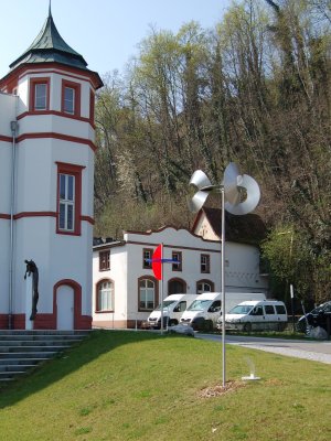 Kinetische Skulptur "Windspiel" von Roland Phleps vor der Kunsthalle Messmer in Riegel am Kaiserstuhl