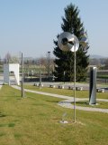 Kinetische Skulptur "Windspiel" von Roland Phleps in der Ausstellung "Kinetik - Kunst in Bewegung" der Kunsthalle Messmer