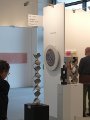 Roland Phleps: Stockwerkstele aus diagonal gerundeten Quadraten, ausgestellt auf der art Karlsruhe 2012