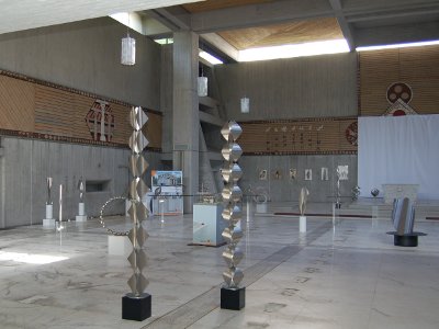 Skulpturen von Roland Phleps in der ehemaligen Pfarrkirche St. Elisabeth in Freiburg-Zähringen