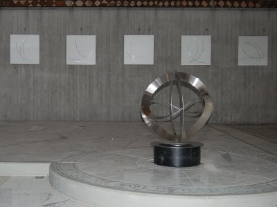 Skulptur "Globus" und grafische Reliefs von Roland Phleps in der ehemaligen Pfarrkirche St. Elisabeth in Freiburg-Zähringen