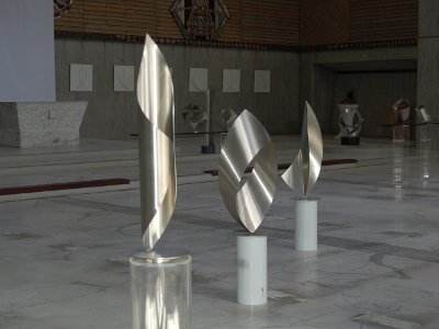 Skulpturen von Roland Phleps in der ehemaligen Pfarrkirche St. Elisabeth in Freiburg-Zähringen
