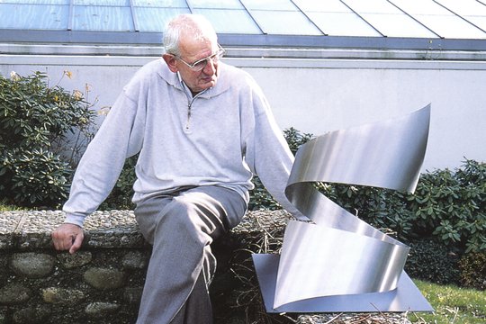 Der Künstler mit seiner Skulptur "Große&nbsp;Spirale&nbsp;2"