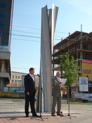 Bürgermeister K. Johannis und R. Phleps bei der Übergabe der Skulptur "VIRIBUS UNITIS" an die Stadt Hermannstadt / Sibiu (Siebenbürgen, Rumänien)