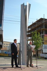 Bürgermeister K. Johannis und R. Phleps bei der Übergabe der Skulptur "VIRIBUS UNITIS" an die Stadt Hermannstadt / Sibiu (Siebenbürgen, Rumänien)