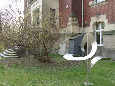 Roland Phleps - Kinetische Skulptur "Terpsichore" vor dem Görges-Bau der Technischen Universität Dresden