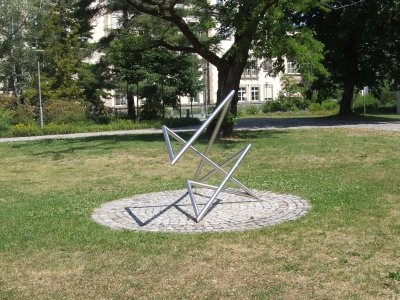Roland Phleps - Skulptur "Gestänge im Raum" ("Ordnung und Chaos"). Universitätsklinikum Carl Gustav Carus, Dresden