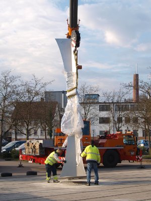 Aufstellen der Stahlskulptur "Dreikant-Pfeiler" von Roland Phleps vor dem Hallenbad in Nürtingen